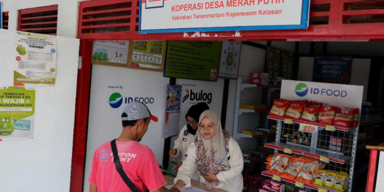 Petugas Koperasi Desa Merah Putih melayani warga di Gerai Sembako Tamanmartani, Sleman