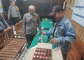 Petugas Polsek Kretek bersama warga menunjukkan puluhan botol minuman keras yang berhasil disita dalam razia penyakit masyarakat di wilayah Parangtritis, Bantul