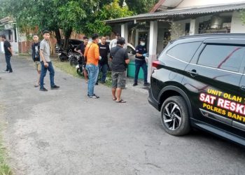 Petugas Sat Reskrim Polres Bantul bersama warga berada di lokasi kejadian pelemparan botol bensin bersumbu di Dusun Mojosari, Sitimulyo, Piyungan