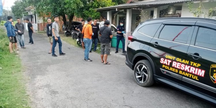 Petugas Sat Reskrim Polres Bantul bersama warga berada di lokasi kejadian pelemparan botol bensin bersumbu di Dusun Mojosari, Sitimulyo, Piyungan