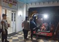 Petugas bersama warga mengevakuasi jenazah korban meninggal mendadak di Jetis Bantul menggunakan mobil ambulans