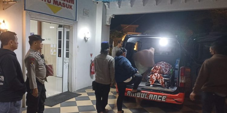 Petugas bersama warga mengevakuasi jenazah korban meninggal mendadak di Jetis Bantul menggunakan mobil ambulans
