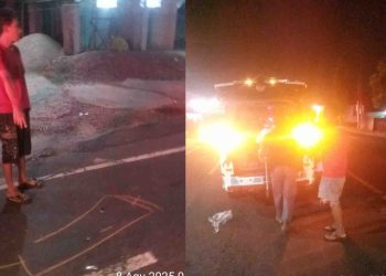 Petugas bersama warga mengevakuasi korban kecelakaan maut antara motor Yamaha N-Max dan truk di Jalan Yogya–Wates, Argosari, Sedayu, Bantul