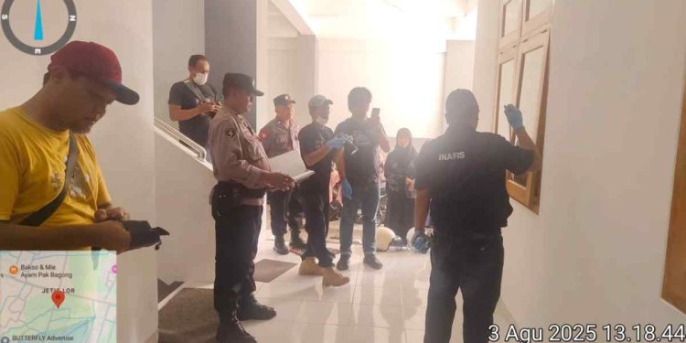 Petugas dari Polsek Moyudan bersama tim INAFIS Polresta Sleman melakukan olah TKP di MI Bina Umat, Moyudan, Sleman, pasca laporan pencurian dengan pemberatan