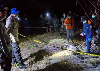 Petugas gabungan dari Polres Bantul, SAR, dan aparat desa melakukan olah tempat kejadian perkara (TKP) penemuan mayat perempuan tanpa identitas di utara pendopo Dewa Ruci, Wonoroto, Gadingsari, Sanden, Bantul