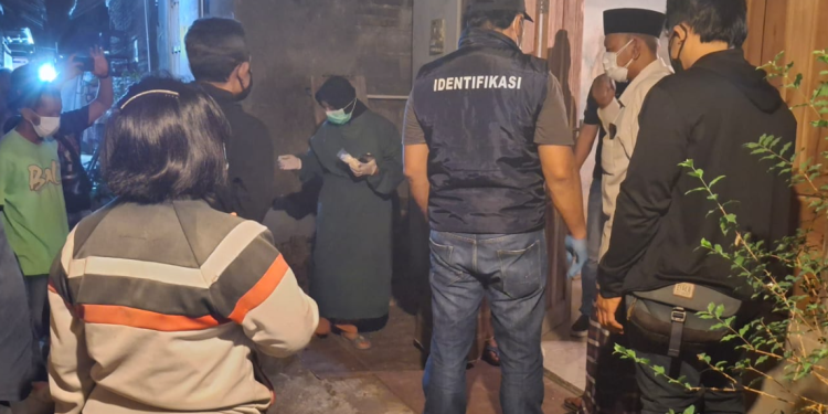 Petugas identifikasi Polres Bantul bersama tenaga medis melakukan pemeriksaan di lokasi penemuan mayat pria 60 tahun di Dusun Jodog, Gilangharjo, Pandak, Bantul