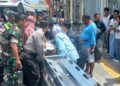 Petugas kepolisian, TNI, dan tim medis mengevakuasi jenazah Subagio, seorang tukang becak yang ditemukan meninggal di atas kendaraannya di Jalan Pajeksan, Gedongtengen