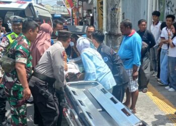 Petugas kepolisian, TNI, dan tim medis mengevakuasi jenazah Subagio, seorang tukang becak yang ditemukan meninggal di atas kendaraannya di Jalan Pajeksan, Gedongtengen
