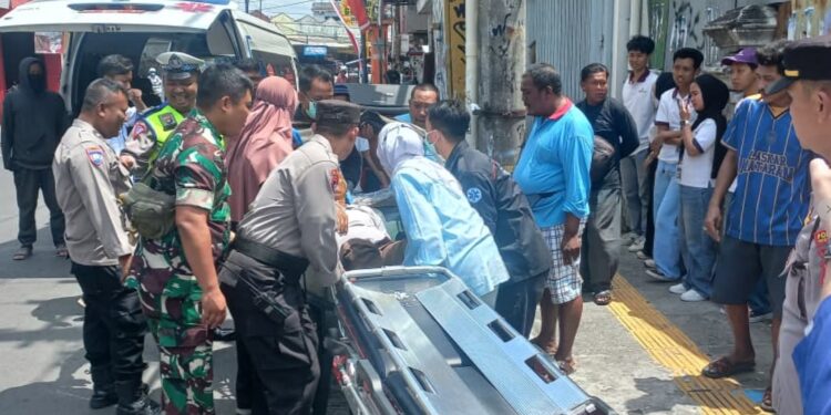 Petugas kepolisian, TNI, dan tim medis mengevakuasi jenazah Subagio, seorang tukang becak yang ditemukan meninggal di atas kendaraannya di Jalan Pajeksan, Gedongtengen