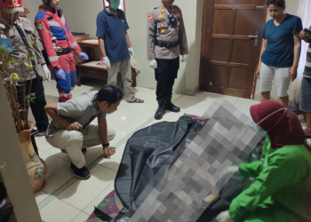 Petugas kepolisian bersama tim medis dan warga saat mengevakuasi jenazah perempuan lansia yang tercebur ke sumur di Sendangrejo, Minggir, Sleman