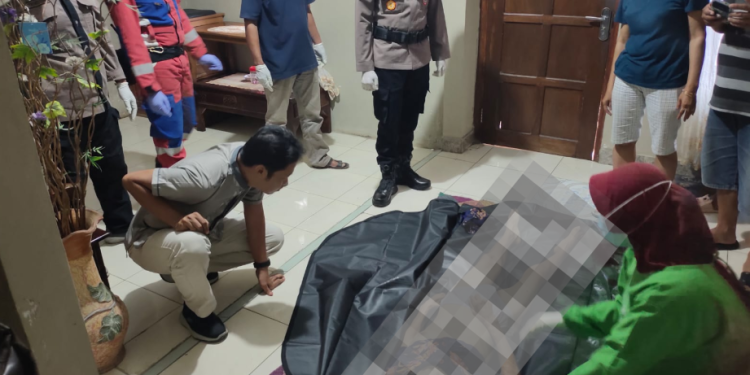 Petugas kepolisian bersama tim medis dan warga saat mengevakuasi jenazah perempuan lansia yang tercebur ke sumur di Sendangrejo, Minggir, Sleman