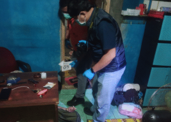 Petugas kepolisian bersama tim medis melakukan olah tempat kejadian perkara (TKP) penemuan pria meninggal dunia di kamar kos kawasan Depok, Parangtritis, Kretek, Bantul