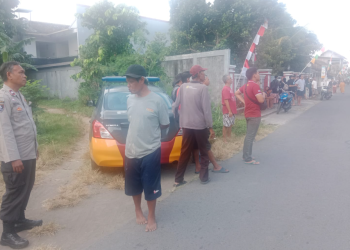 Petugas kepolisian bersama warga berada di lokasi kejadian percobaan bunuh diri di Sewon Bantul