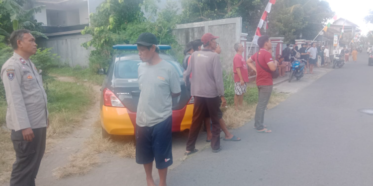 Petugas kepolisian bersama warga berada di lokasi kejadian percobaan bunuh diri di Sewon Bantul