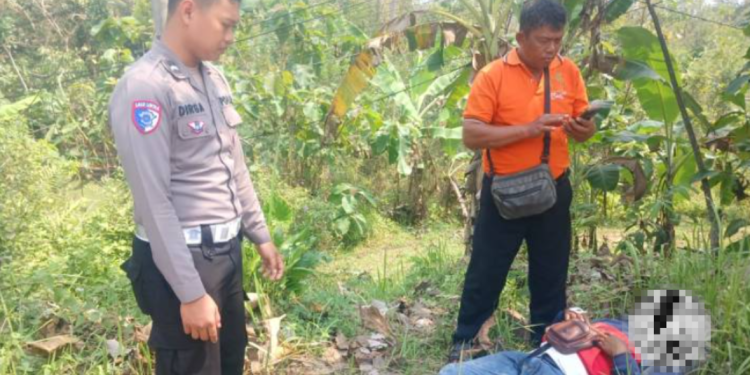 Petugas kepolisian bersama warga mengevakuasi pengendara motor yang terjatuh akibat tergelincir tumpahan solar di Jalan Jogja–Wonosari, Padukuhan Kerjan, Patuk, Gunungkidul