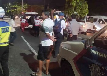 Petugas kepolisian dan tim PMI berada di lokasi kejadian kecelakaan lalu lintas di Jalan Jenderal Ahmad Yani, Banguntapan, Bantul