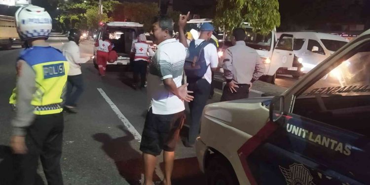 Petugas kepolisian dan tim PMI berada di lokasi kejadian kecelakaan lalu lintas di Jalan Jenderal Ahmad Yani, Banguntapan, Bantul