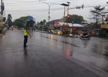 Petugas kepolisian menunjukan lokasi terjadinya kecelakaan dua sepeda motor di simpang empat Tamantirto, Kasihan, Bantul