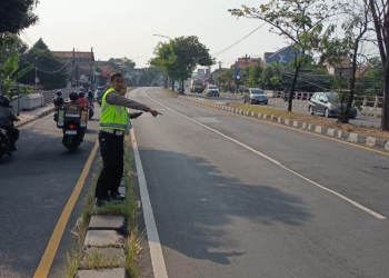 Petugas kepolisian tengah mengatur lalu lintas di lokasi kecelakaan di Ringroad Selatan, Dusun Senggotan, Tirtonirmolo, Kasihan, Bantul
