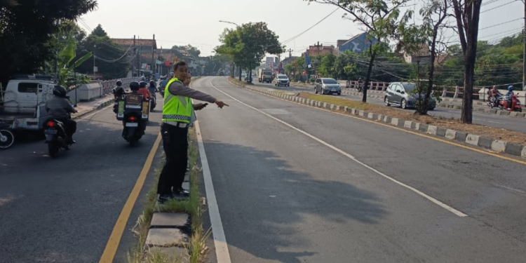 Petugas kepolisian tengah mengatur lalu lintas di lokasi kecelakaan di Ringroad Selatan, Dusun Senggotan, Tirtonirmolo, Kasihan, Bantul