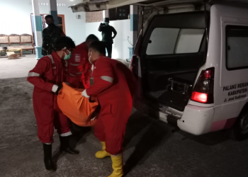 Petugas mengevakuasi jenazah perempuan yang ditemukan meninggal dunia di dalam rumahnya di Dusun Mriyan, Kalurahan Timbulharjo, Sewon, Bantul