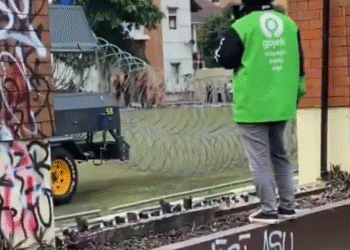 Polda DIY Sedang memasang barikade kawat berduri yang dipasang mengelilingi Mapolda DIY