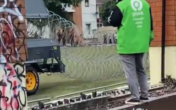 Polda DIY Sedang memasang barikade kawat berduri yang dipasang mengelilingi Mapolda DIY