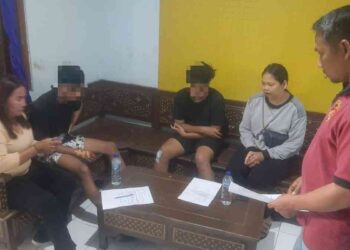 Polisi bersama keluarga korban saat memberikan keterangan terkait kasus pengeroyokan remaja di Bantul. Korban berinisial FAS mengalami luka serius setelah dikeroyok tiga orang tak dikenal