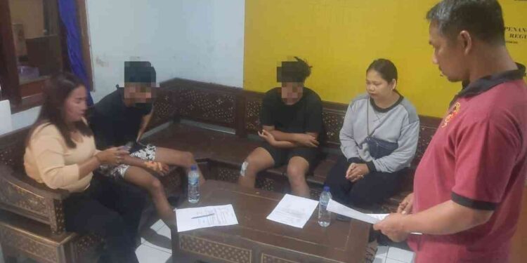 Polisi bersama keluarga korban saat memberikan keterangan terkait kasus pengeroyokan remaja di Bantul. Korban berinisial FAS mengalami luka serius setelah dikeroyok tiga orang tak dikenal