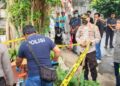 Polisi memasang garis polisi dan melakukan olah tempat kejadian perkara usai penemuan mayat bayi di bawah pohon beringin kawasan Sambilegi Kidul, Maguwoharjo, Depok, Sleman