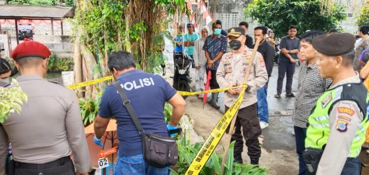 Polisi memasang garis polisi dan melakukan olah tempat kejadian perkara usai penemuan mayat bayi di bawah pohon beringin kawasan Sambilegi Kidul, Maguwoharjo, Depok, Sleman