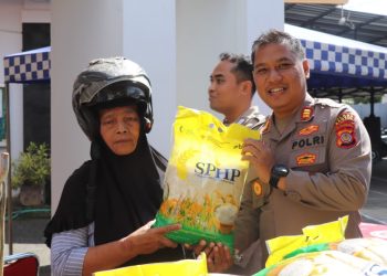 Polisi menyerahkan beras SPHP kepada warga dalam kegiatan Gerakan Pangan Murah di halaman Kantor Dinas Ketahanan Pangan dan Pertanian Kabupaten Bantul