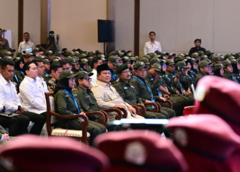 Presiden Prabowo Subianto memberikan pengarahan kepada ribuan guru dan Kepala Sekolah Rakyat