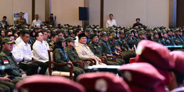 Presiden Prabowo Subianto memberikan pengarahan kepada ribuan guru dan Kepala Sekolah Rakyat