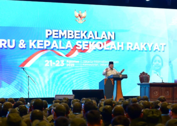 Presiden Prabowo Subianto memberikan pengarahan kepada ribuan guru dan Kepala Sekolah Rakyat di JI-Expo