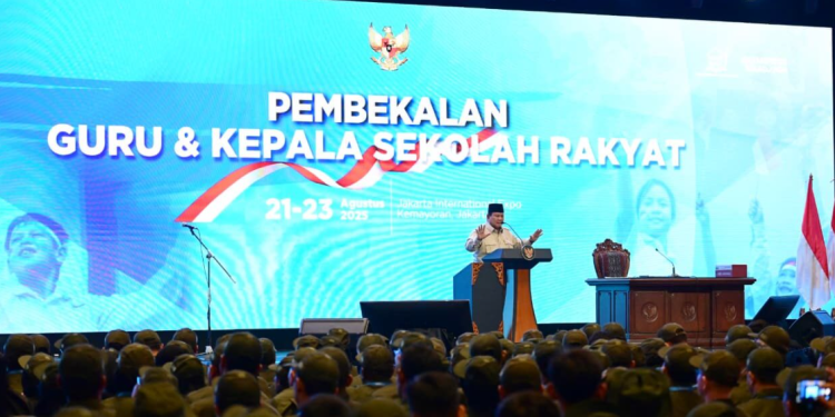 Presiden Prabowo Subianto memberikan pengarahan kepada ribuan guru dan Kepala Sekolah Rakyat di JI-Expo