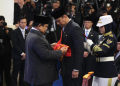 Presiden Prabowo Subianto memberikan tanda kehormatan kepada Menko Infrastruktur dan Pembangunan Kewilayahan Agus Harimurti Yudhoyono di Istana Negara