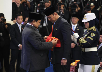 Presiden Prabowo Subianto memberikan tanda kehormatan kepada Menko Infrastruktur dan Pembangunan Kewilayahan Agus Harimurti Yudhoyono di Istana Negara