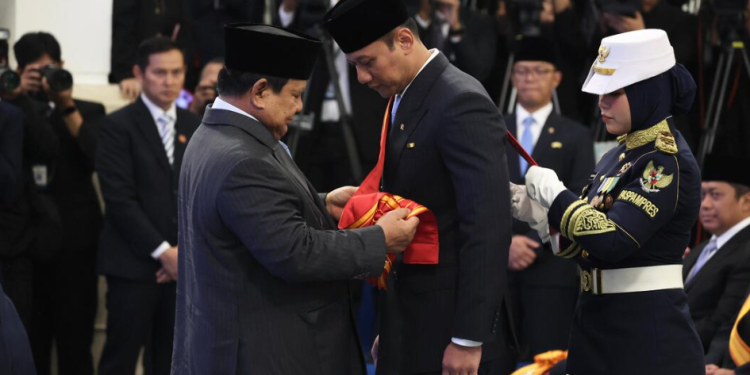 Presiden Prabowo Subianto memberikan tanda kehormatan kepada Menko Infrastruktur dan Pembangunan Kewilayahan Agus Harimurti Yudhoyono di Istana Negara