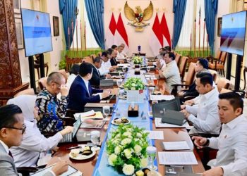 Presiden Prabowo Subianto memimpin rapat terbatas mengenai perekonomian nasional bersama jajaran menteri Kabinet Merah Putih di Istana Merdeka
