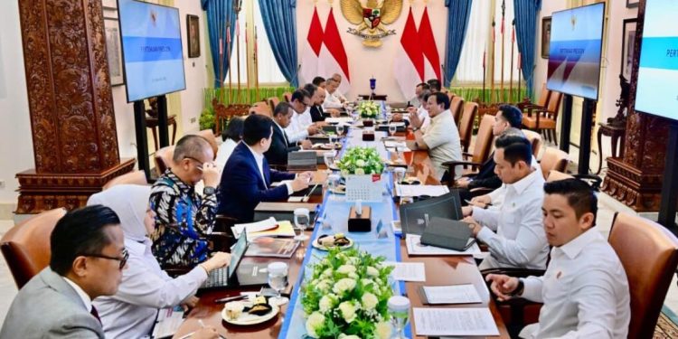 Presiden Prabowo Subianto memimpin rapat terbatas mengenai perekonomian nasional bersama jajaran menteri Kabinet Merah Putih di Istana Merdeka