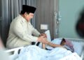 Presiden Prabowo Subianto menjenguk salah satu pasien saat meresmikan Gedung Layanan Terpadu dan Institut Neurosains Nasional Rumah Sakit Pusat Otak Nasional Mahar Mardjono
