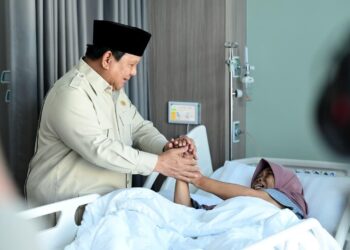 Presiden Prabowo Subianto menjenguk salah satu pasien saat meresmikan Gedung Layanan Terpadu dan Institut Neurosains Nasional Rumah Sakit Pusat Otak Nasional Mahar Mardjono