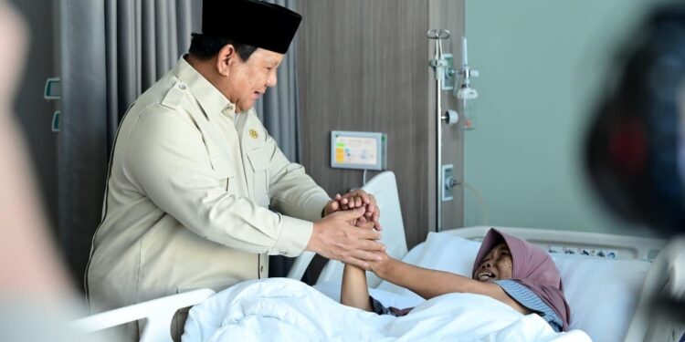 Presiden Prabowo Subianto menjenguk salah satu pasien saat meresmikan Gedung Layanan Terpadu dan Institut Neurosains Nasional Rumah Sakit Pusat Otak Nasional Mahar Mardjono
