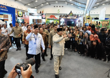 Presiden Prabowo meninjau pameran Asosiasi Pemerintah Kabupaten Seluruh Indonesia Otonomi Expo Tahun 2025 yang berlangsung di Nusantara Hall