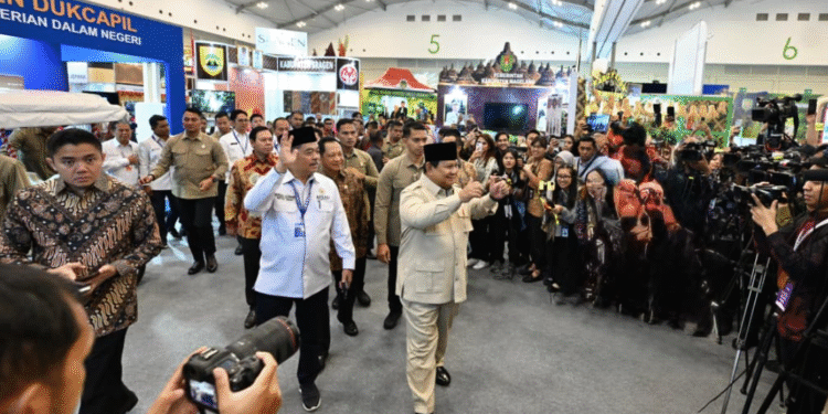 Presiden Prabowo meninjau pameran Asosiasi Pemerintah Kabupaten Seluruh Indonesia Otonomi Expo Tahun 2025 yang berlangsung di Nusantara Hall