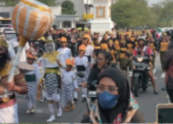 Ribuan warga mengikuti Kirab Budaya Saparan 1.000 Apem dan Lemper yang melintasi kawasan Tugu Pal Putih, Yogyakarta