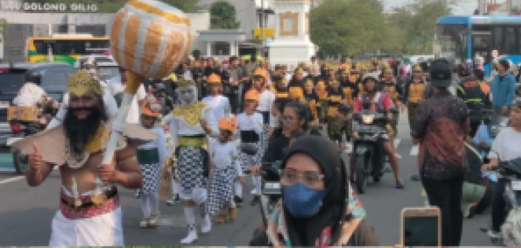Ribuan warga mengikuti Kirab Budaya Saparan 1.000 Apem dan Lemper yang melintasi kawasan Tugu Pal Putih, Yogyakarta