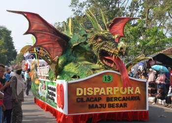 Salah satu peserta Karnaval Mobil Hias Peringati HUT Ke-80 RI Tingkat Kabupaten Cilacap