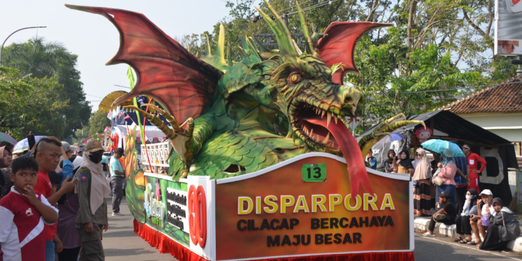Salah satu peserta Karnaval Mobil Hias Peringati HUT Ke-80 RI Tingkat Kabupaten Cilacap